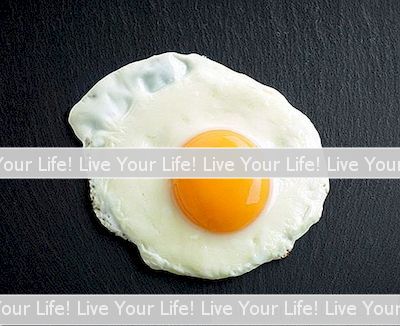 माइक्रोवेव में अधिक आसान अंडे को कैसे पकाना है