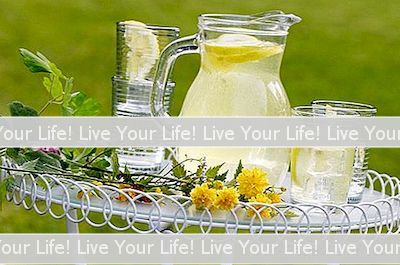 레몬 주스 농축액에서 레모네이드를 만드는 방법
