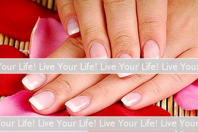 あなたの爪を効果的にきれいにする方法