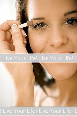 Cara Membuat Wajah Anda Lebih Simetris Menggunakan Makeup