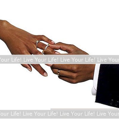 क्या आप एक शादी की अंगूठी और सगाई की अंगूठी Unsoldered प्राप्त कर सकते हैं?