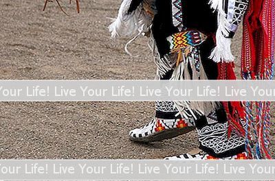 Moccasine, O Parte Istorică A Rochiei Native Americane, Servesc Și Astăzi Ca Încălțăminte Confortabilă Și Ușor De Făcut. Moccasinele Din Cherokee Au O Cusătură Caracteristică Care Coboară În Partea De Sus A Piciorului, Ceea Ce Le Face Ușor De Distins De Stilurile Altor Triburi. Poti Sa-Ti Faci Propriile Mocasine Cherokee Cu Un Model Gratuit Disponibil Online, O Piele Sau O Tesatura Robusta, Cateva Cunostinte Despre Opera De Arta Cherokee Si Orice Fir Sau Margele Pe Care Vrei Sa Le Folosesti Pent