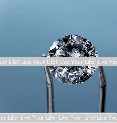 Hur Man Sätter Din Lösa Diamant I En Förlovningsring