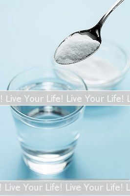 盐水和小苏打漱口水有助于治疗喉咙痛