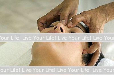 Massage Met De Occipital Haartransplantatie Techniek
